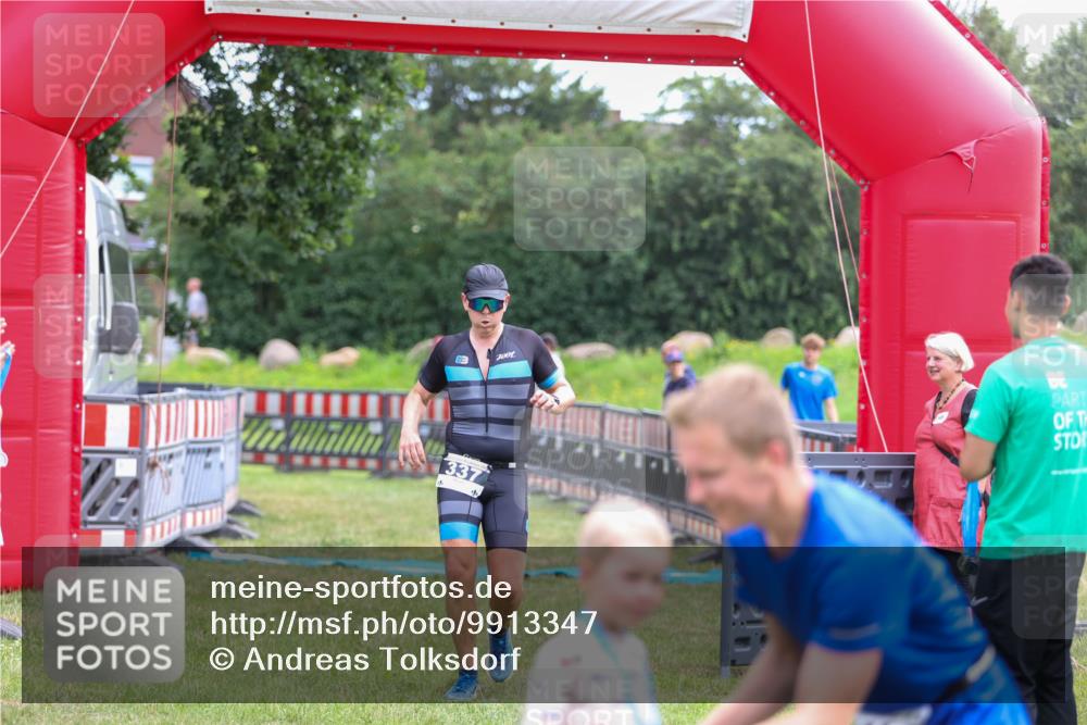 21.06.2026 - 29. Vierlanden-Triathlon Andreas Tolksdorf http://msf.ph/oto/9913347 21.06.2026 11:05:45 Ziel 337 meine-sportfotos.de