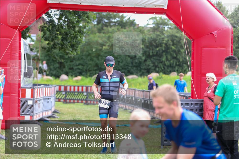 21.06.2026 - 29. Vierlanden-Triathlon Andreas Tolksdorf http://msf.ph/oto/9913348 21.06.2026 11:05:45 Ziel 337 meine-sportfotos.de