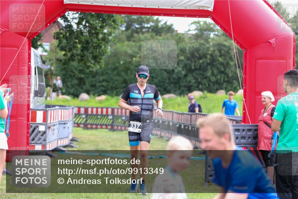 21.06.2026 - 29. Vierlanden-Triathlon Andreas Tolksdorf http://msf.ph/oto/9913349 21.06.2026 11:05:45 Ziel 337 meine-sportfotos.de