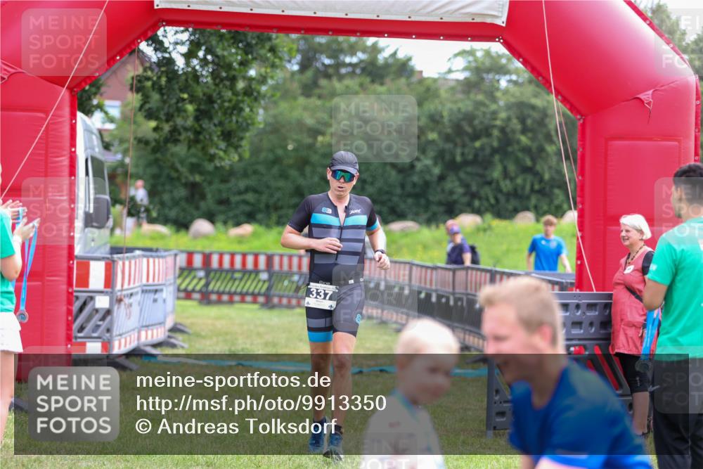 21.06.2026 - 29. Vierlanden-Triathlon Andreas Tolksdorf http://msf.ph/oto/9913350 21.06.2026 11:05:45 Ziel 337 meine-sportfotos.de