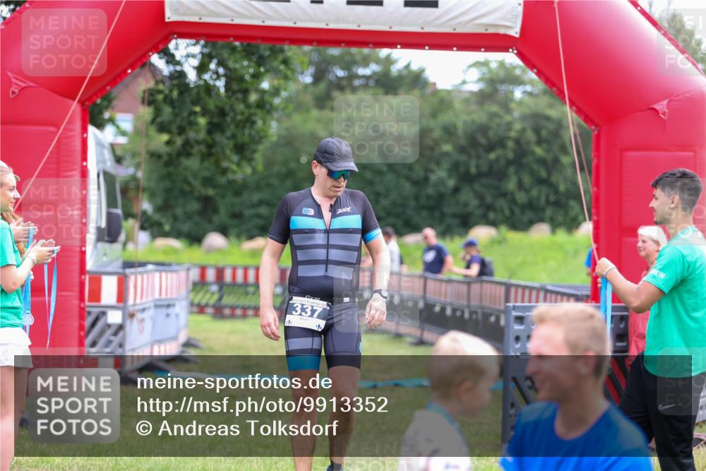 21.06.2026 - 29. Vierlanden-Triathlon Andreas Tolksdorf http://msf.ph/oto/9913352 21.06.2026 11:05:47 Ziel 337 meine-sportfotos.de