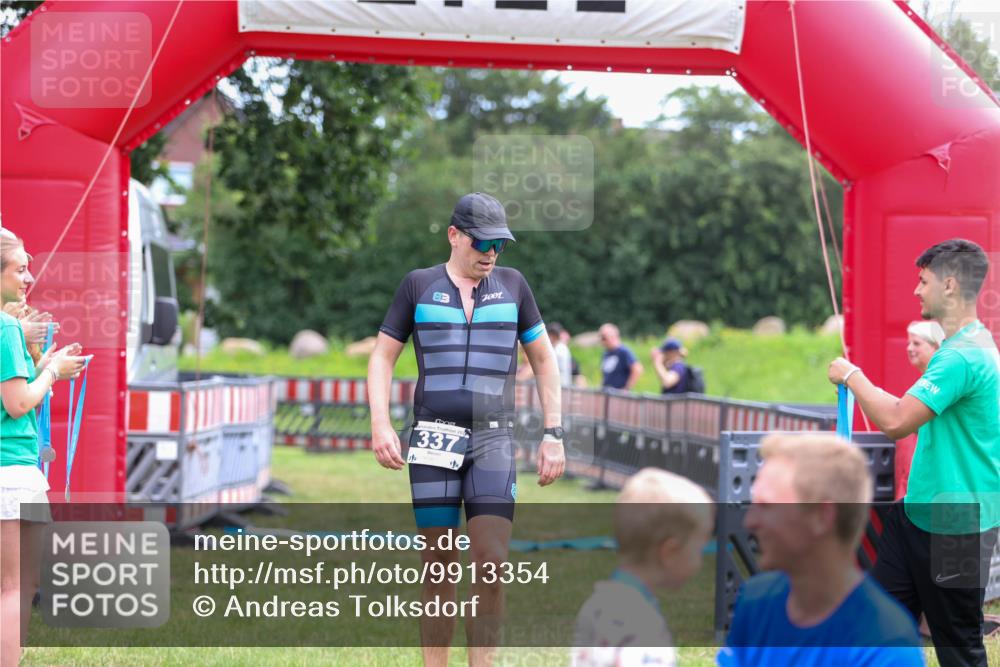 21.06.2026 - 29. Vierlanden-Triathlon Andreas Tolksdorf http://msf.ph/oto/9913354 21.06.2026 11:05:47 Ziel 337 meine-sportfotos.de