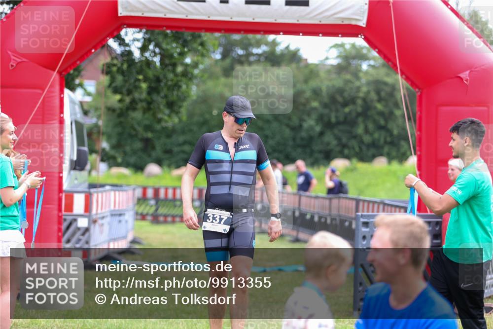 21.06.2026 - 29. Vierlanden-Triathlon Andreas Tolksdorf http://msf.ph/oto/9913355 21.06.2026 11:05:47 Ziel 337 meine-sportfotos.de