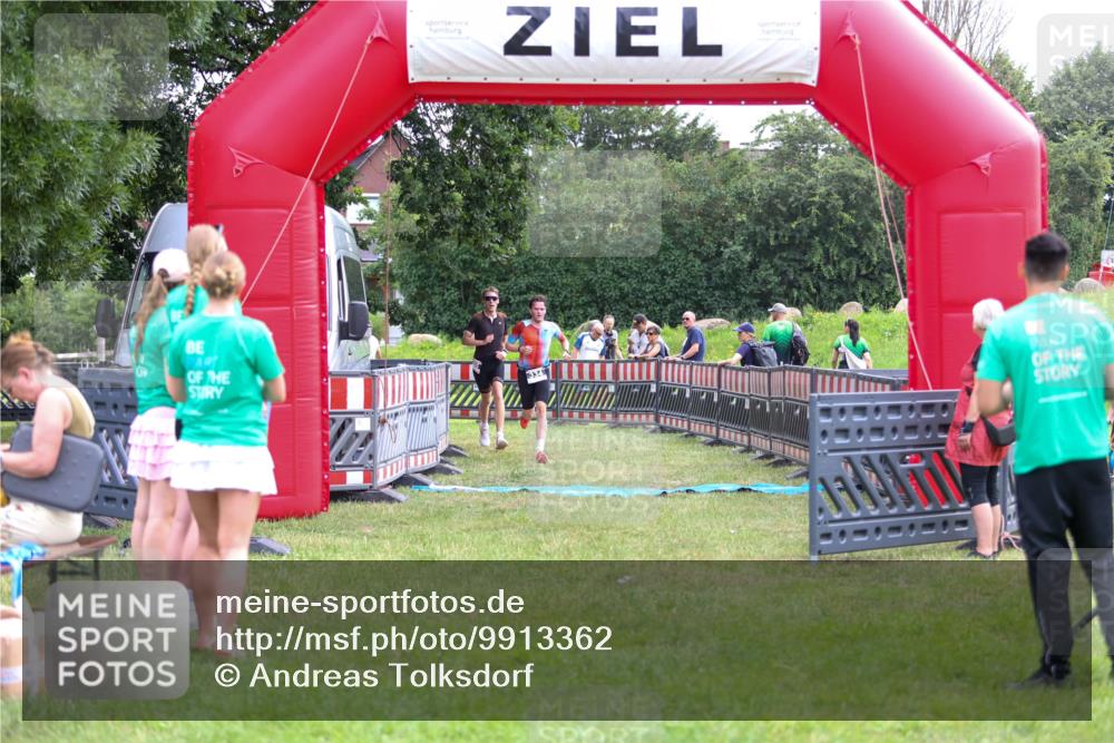 21.06.2026 - 29. Vierlanden-Triathlon Andreas Tolksdorf http://msf.ph/oto/9913362 21.06.2026 11:06:29 Ziel 305, 334 meine-sportfotos.de