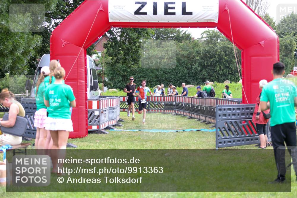 21.06.2026 - 29. Vierlanden-Triathlon Andreas Tolksdorf http://msf.ph/oto/9913363 21.06.2026 11:06:29 Ziel 305, 334 meine-sportfotos.de