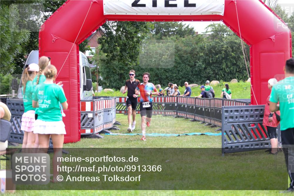 21.06.2026 - 29. Vierlanden-Triathlon Andreas Tolksdorf http://msf.ph/oto/9913366 21.06.2026 11:06:31 Ziel 305, 334 meine-sportfotos.de