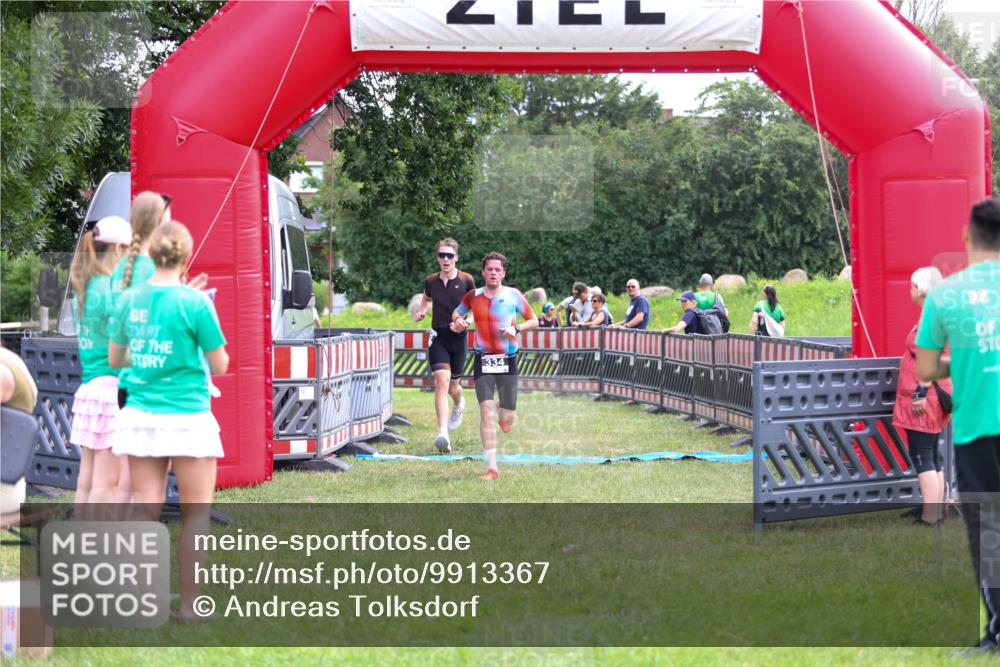 21.06.2026 - 29. Vierlanden-Triathlon Andreas Tolksdorf http://msf.ph/oto/9913367 21.06.2026 11:06:31 Ziel 305, 334 meine-sportfotos.de