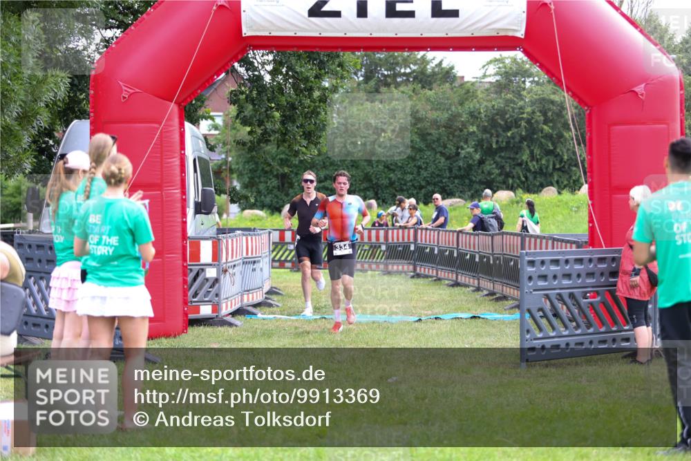 21.06.2026 - 29. Vierlanden-Triathlon Andreas Tolksdorf http://msf.ph/oto/9913369 21.06.2026 11:06:31 Ziel 305, 334 meine-sportfotos.de