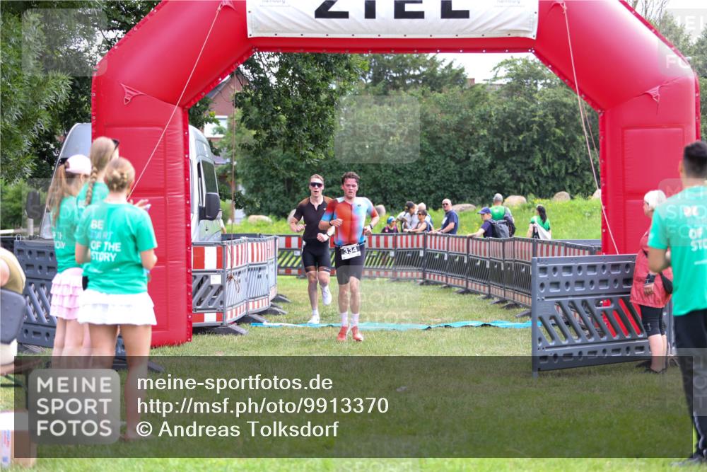 21.06.2026 - 29. Vierlanden-Triathlon Andreas Tolksdorf http://msf.ph/oto/9913370 21.06.2026 11:06:31 Ziel 305, 334 meine-sportfotos.de