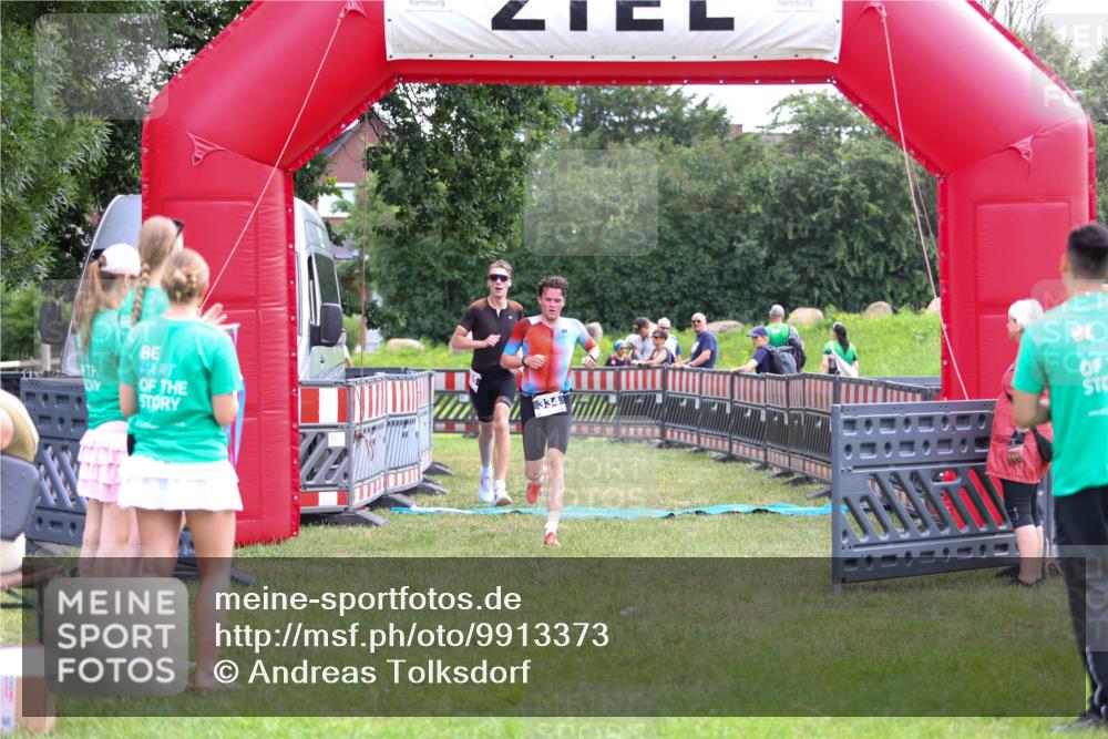 21.06.2026 - 29. Vierlanden-Triathlon Andreas Tolksdorf http://msf.ph/oto/9913373 21.06.2026 11:06:31 Ziel 305, 334 meine-sportfotos.de