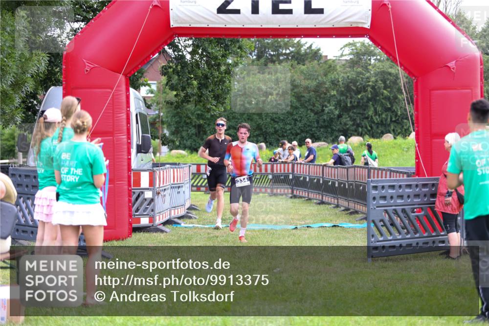 21.06.2026 - 29. Vierlanden-Triathlon Andreas Tolksdorf http://msf.ph/oto/9913375 21.06.2026 11:06:31 Ziel 305, 334 meine-sportfotos.de