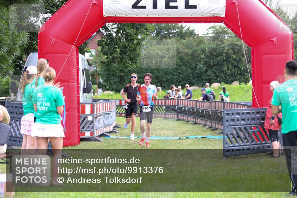 21.06.2026 - 29. Vierlanden-Triathlon Andreas Tolksdorf http://msf.ph/oto/9913376 21.06.2026 11:06:31 Ziel 305, 334 meine-sportfotos.de