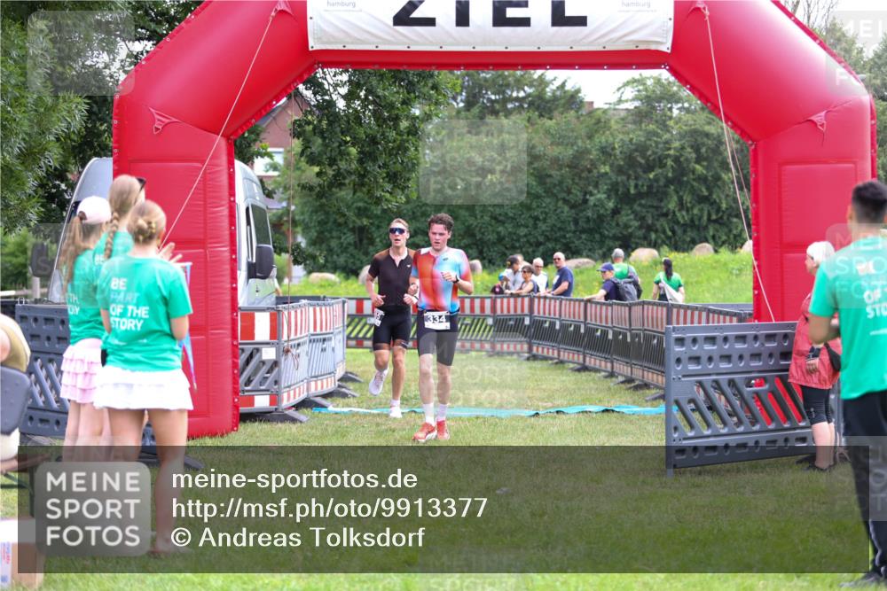 21.06.2026 - 29. Vierlanden-Triathlon Andreas Tolksdorf http://msf.ph/oto/9913377 21.06.2026 11:06:31 Ziel 305, 334 meine-sportfotos.de