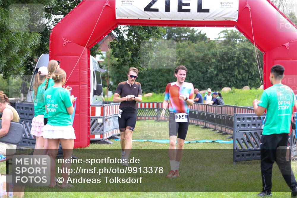 21.06.2026 - 29. Vierlanden-Triathlon Andreas Tolksdorf http://msf.ph/oto/9913378 21.06.2026 11:06:33 Ziel 305, 329, 334, 437 meine-sportfotos.de