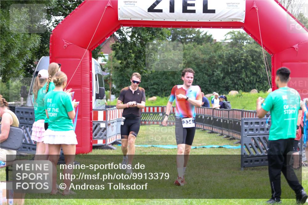 21.06.2026 - 29. Vierlanden-Triathlon Andreas Tolksdorf http://msf.ph/oto/9913379 21.06.2026 11:06:33 Ziel 305, 329, 334, 437 meine-sportfotos.de