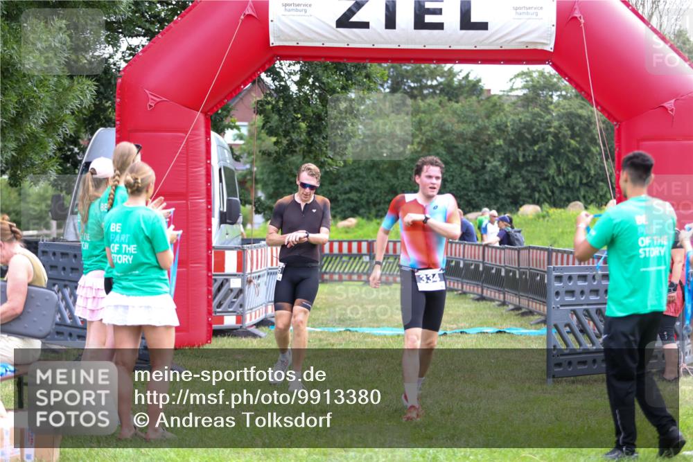 21.06.2026 - 29. Vierlanden-Triathlon Andreas Tolksdorf http://msf.ph/oto/9913380 21.06.2026 11:06:33 Ziel 305, 329, 334, 437 meine-sportfotos.de