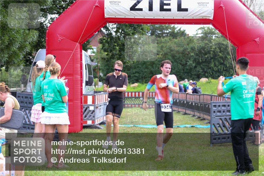 21.06.2026 - 29. Vierlanden-Triathlon Andreas Tolksdorf http://msf.ph/oto/9913381 21.06.2026 11:06:33 Ziel 305, 329, 334, 437 meine-sportfotos.de