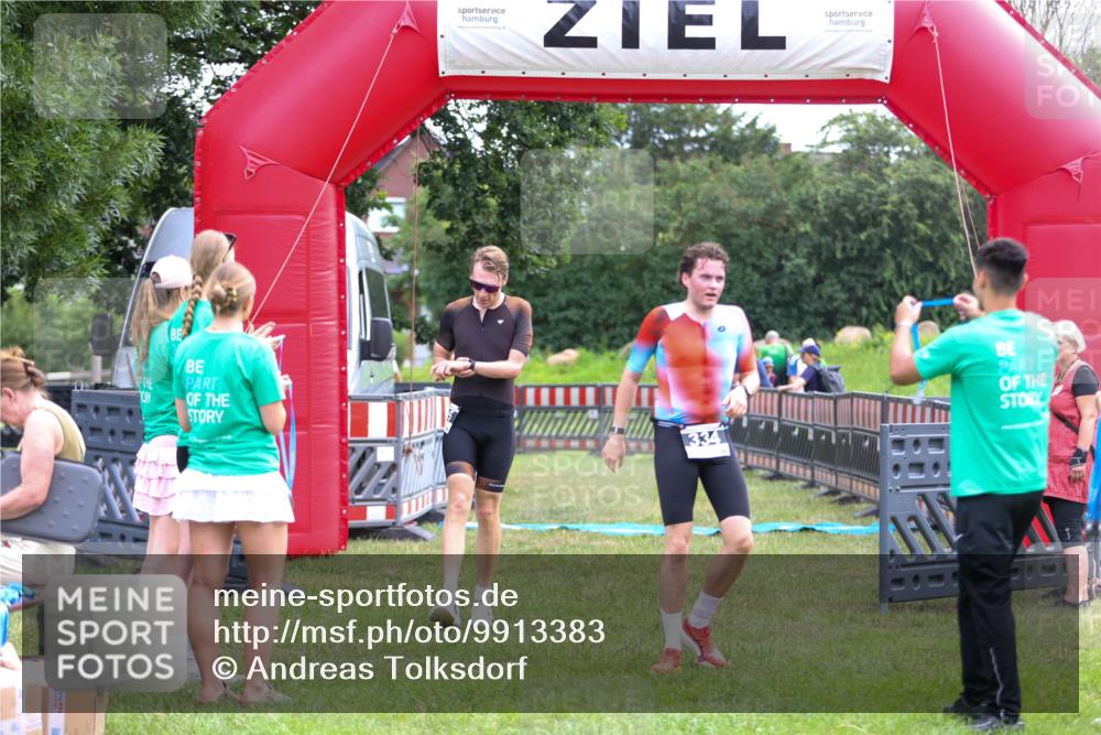 21.06.2026 - 29. Vierlanden-Triathlon Andreas Tolksdorf http://msf.ph/oto/9913383 21.06.2026 11:06:34 Ziel 305, 329, 334, 437 meine-sportfotos.de