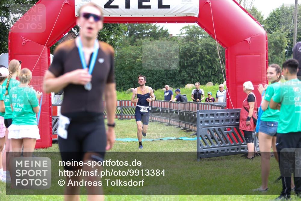 21.06.2026 - 29. Vierlanden-Triathlon Andreas Tolksdorf http://msf.ph/oto/9913384 21.06.2026 11:06:45 Ziel 320, 329, 437 meine-sportfotos.de