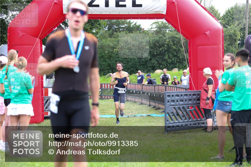 21.06.2026 - 29. Vierlanden-Triathlon Andreas Tolksdorf http://msf.ph/oto/9913385 21.06.2026 11:06:45 Ziel 320, 329, 437 meine-sportfotos.de