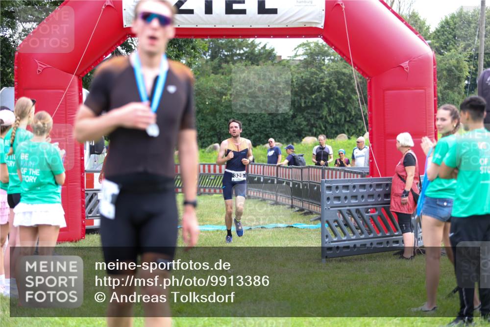 21.06.2026 - 29. Vierlanden-Triathlon Andreas Tolksdorf http://msf.ph/oto/9913386 21.06.2026 11:06:45 Ziel 320, 329, 437 meine-sportfotos.de
