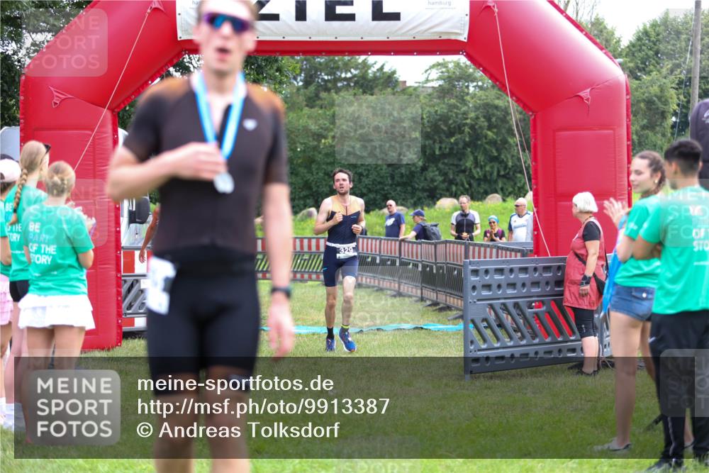 21.06.2026 - 29. Vierlanden-Triathlon Andreas Tolksdorf http://msf.ph/oto/9913387 21.06.2026 11:06:45 Ziel 320, 329, 437 meine-sportfotos.de