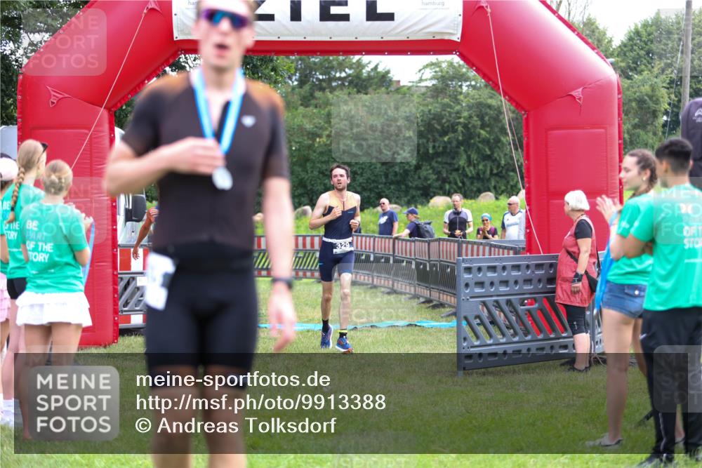 21.06.2026 - 29. Vierlanden-Triathlon Andreas Tolksdorf http://msf.ph/oto/9913388 21.06.2026 11:06:45 Ziel 320, 329, 437 meine-sportfotos.de