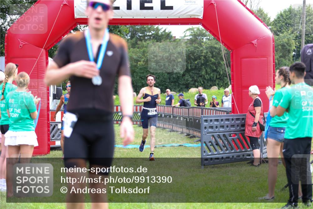21.06.2026 - 29. Vierlanden-Triathlon Andreas Tolksdorf http://msf.ph/oto/9913390 21.06.2026 11:06:45 Ziel 320, 329, 437 meine-sportfotos.de