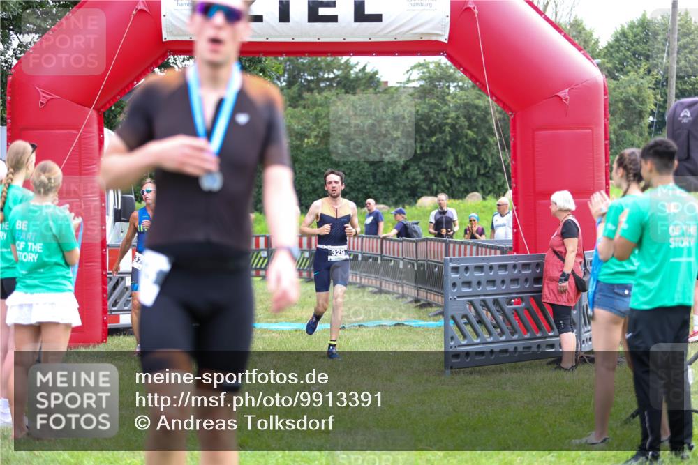 21.06.2026 - 29. Vierlanden-Triathlon Andreas Tolksdorf http://msf.ph/oto/9913391 21.06.2026 11:06:45 Ziel 320, 329, 437 meine-sportfotos.de