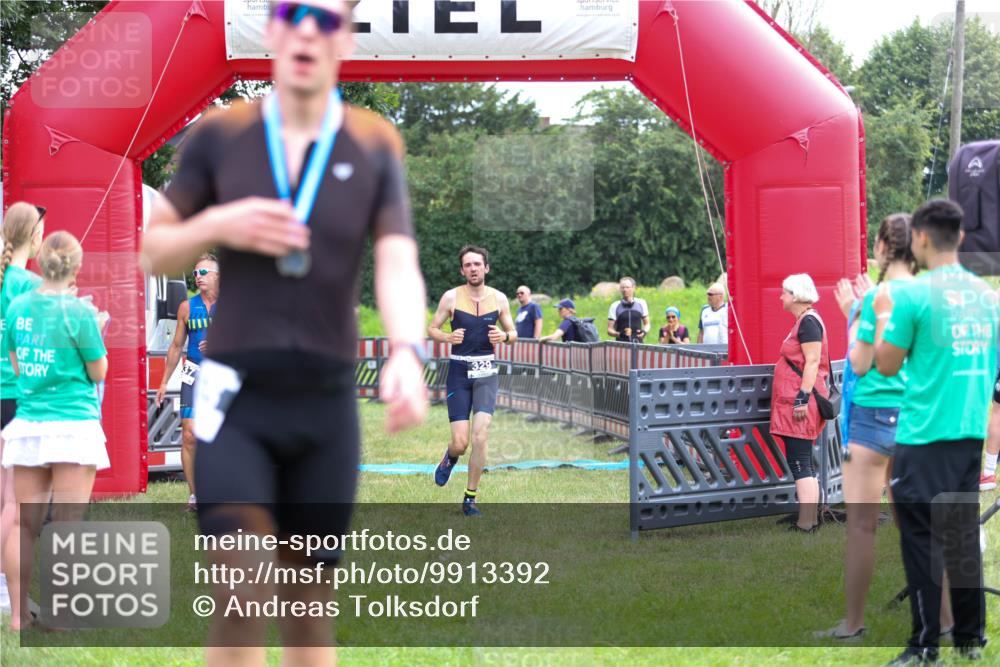21.06.2026 - 29. Vierlanden-Triathlon Andreas Tolksdorf http://msf.ph/oto/9913392 21.06.2026 11:06:45 Ziel 320, 329, 437 meine-sportfotos.de