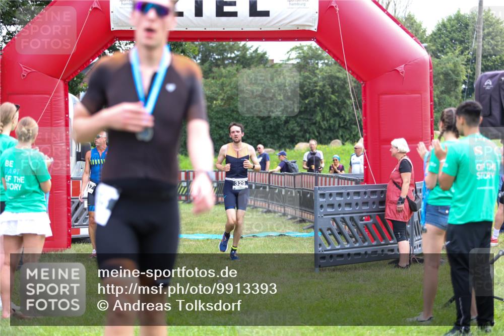 21.06.2026 - 29. Vierlanden-Triathlon Andreas Tolksdorf http://msf.ph/oto/9913393 21.06.2026 11:06:45 Ziel 320, 329, 437 meine-sportfotos.de