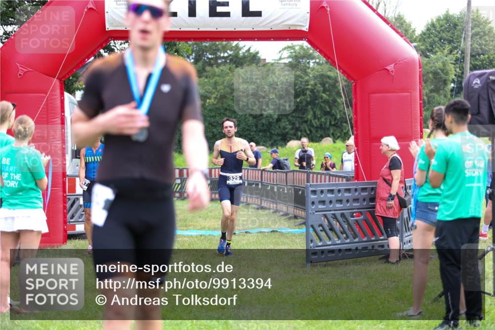 21.06.2026 - 29. Vierlanden-Triathlon Andreas Tolksdorf http://msf.ph/oto/9913394 21.06.2026 11:06:45 Ziel 320, 329, 437 meine-sportfotos.de
