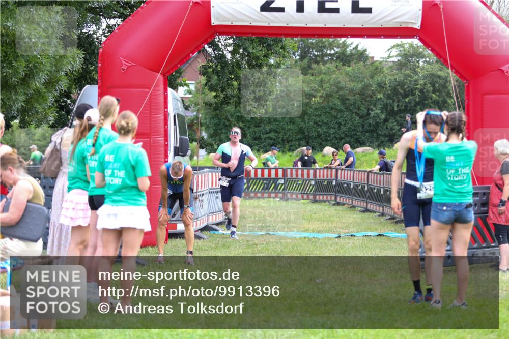 21.06.2026 - 29. Vierlanden-Triathlon Andreas Tolksdorf http://msf.ph/oto/9913396 21.06.2026 11:06:48 Ziel 320, 329, 437 meine-sportfotos.de