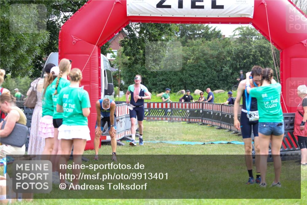 21.06.2026 - 29. Vierlanden-Triathlon Andreas Tolksdorf http://msf.ph/oto/9913401 21.06.2026 11:06:48 Ziel 320, 329, 437 meine-sportfotos.de