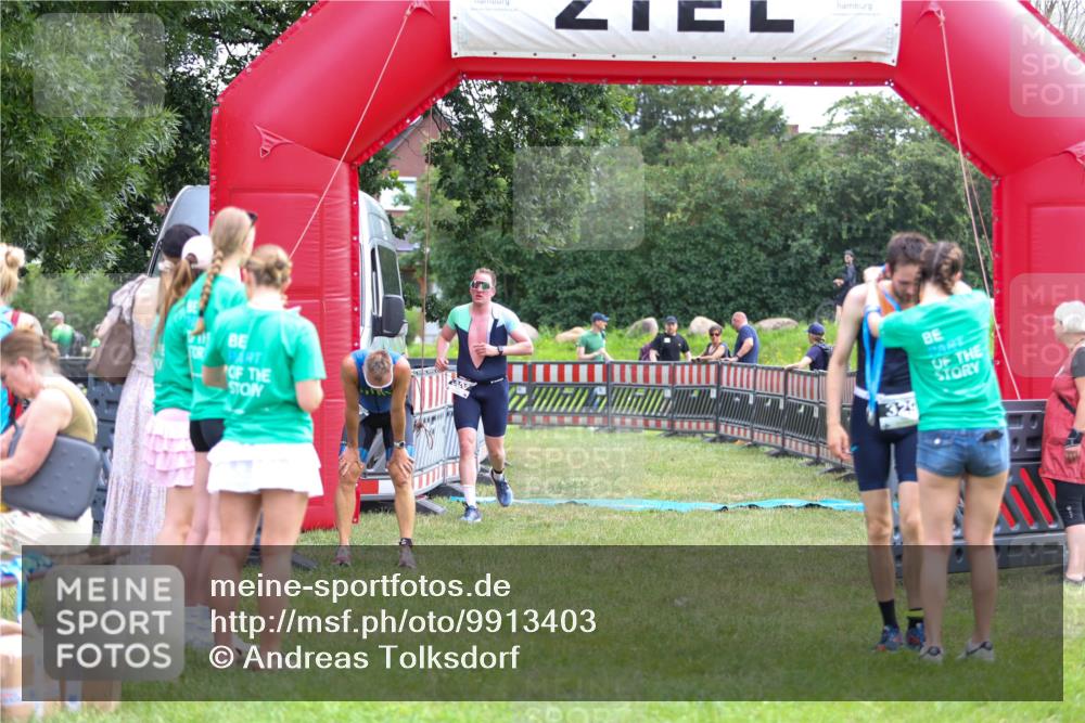 21.06.2026 - 29. Vierlanden-Triathlon Andreas Tolksdorf http://msf.ph/oto/9913403 21.06.2026 11:06:49 Ziel 320 meine-sportfotos.de