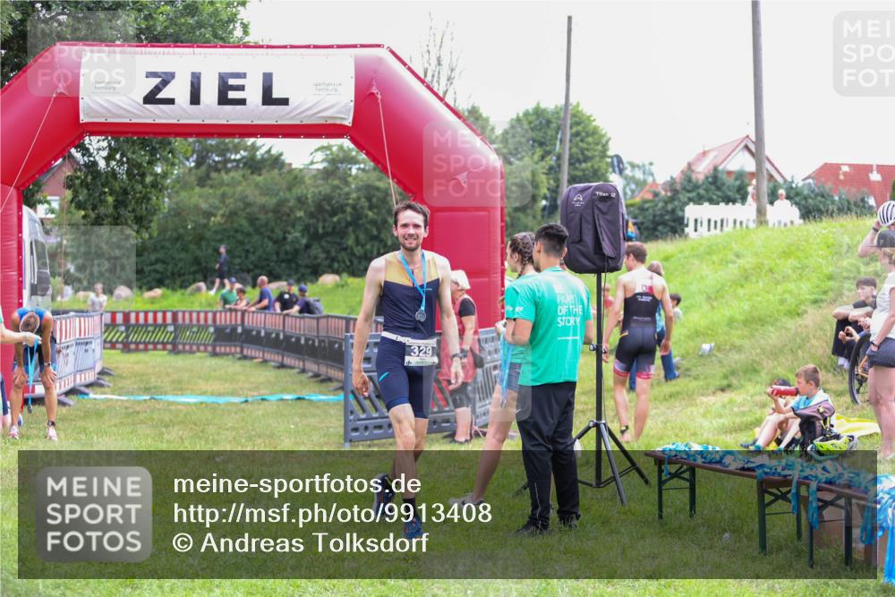21.06.2026 - 29. Vierlanden-Triathlon Andreas Tolksdorf http://msf.ph/oto/9913408 21.06.2026 11:06:51 Ziel 320 meine-sportfotos.de