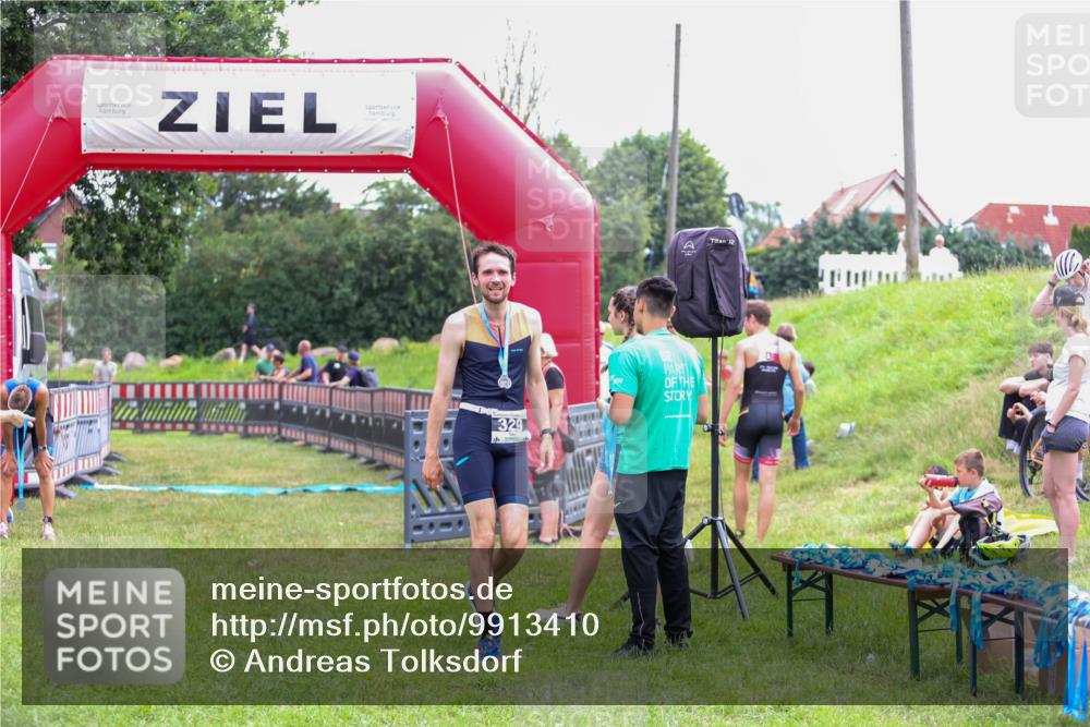 21.06.2026 - 29. Vierlanden-Triathlon Andreas Tolksdorf http://msf.ph/oto/9913410 21.06.2026 11:06:51 Ziel 320 meine-sportfotos.de