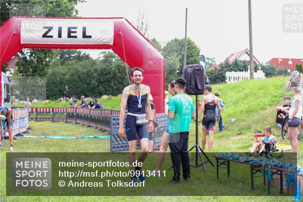 21.06.2026 - 29. Vierlanden-Triathlon Andreas Tolksdorf http://msf.ph/oto/9913411 21.06.2026 11:06:51 Ziel 320 meine-sportfotos.de