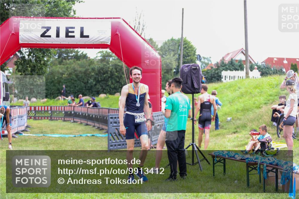 21.06.2026 - 29. Vierlanden-Triathlon Andreas Tolksdorf http://msf.ph/oto/9913412 21.06.2026 11:06:51 Ziel 320 meine-sportfotos.de