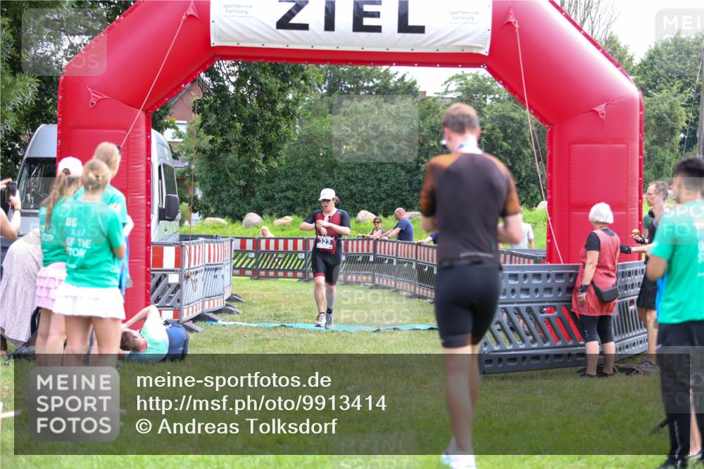 21.06.2026 - 29. Vierlanden-Triathlon Andreas Tolksdorf http://msf.ph/oto/9913414 21.06.2026 11:07:07 Ziel 323 meine-sportfotos.de