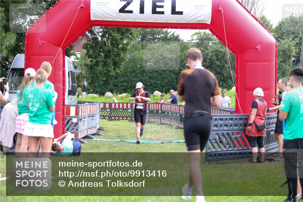 21.06.2026 - 29. Vierlanden-Triathlon Andreas Tolksdorf http://msf.ph/oto/9913416 21.06.2026 11:07:07 Ziel 323 meine-sportfotos.de