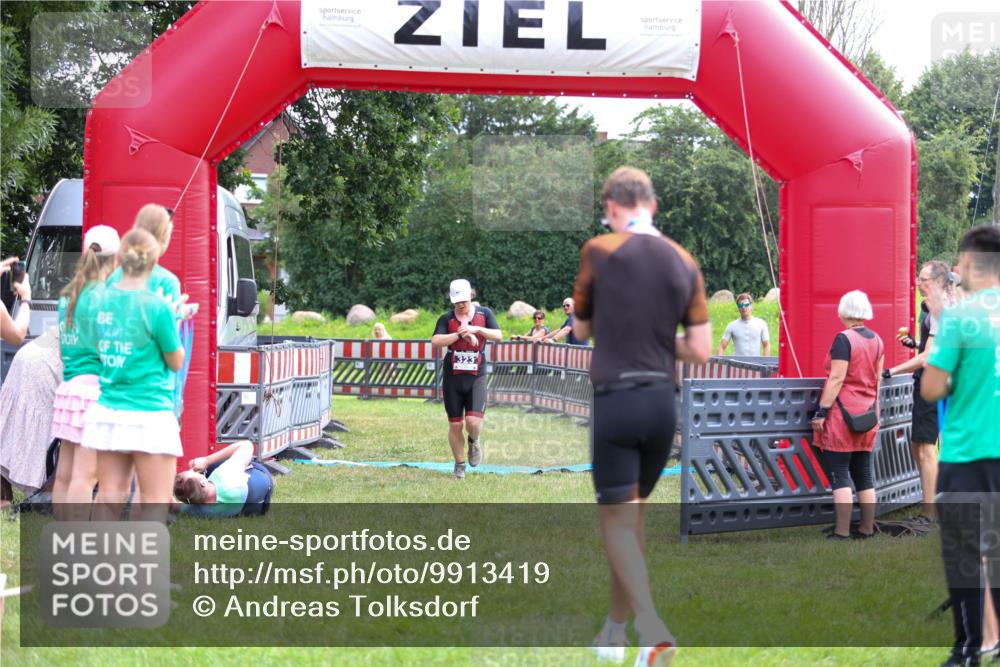21.06.2026 - 29. Vierlanden-Triathlon Andreas Tolksdorf http://msf.ph/oto/9913419 21.06.2026 11:07:07 Ziel 323 meine-sportfotos.de