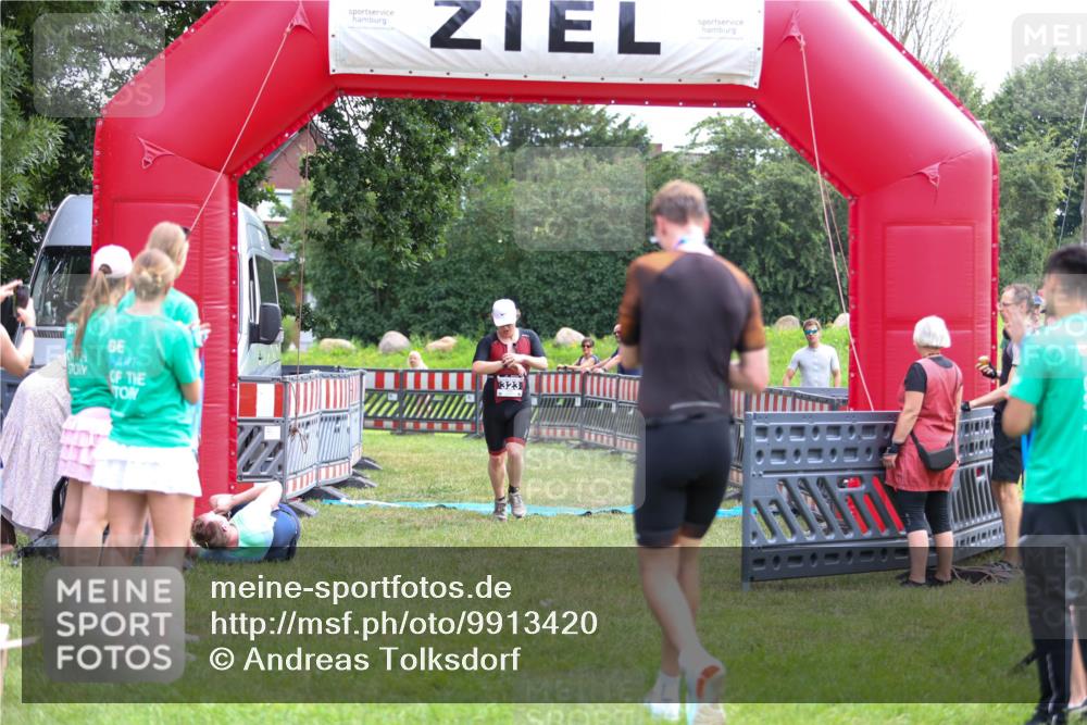21.06.2026 - 29. Vierlanden-Triathlon Andreas Tolksdorf http://msf.ph/oto/9913420 21.06.2026 11:07:07 Ziel 323 meine-sportfotos.de