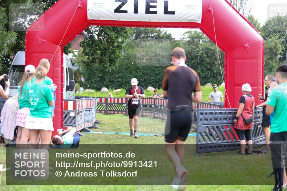 21.06.2026 - 29. Vierlanden-Triathlon Andreas Tolksdorf http://msf.ph/oto/9913421 21.06.2026 11:07:07 Ziel 323 meine-sportfotos.de