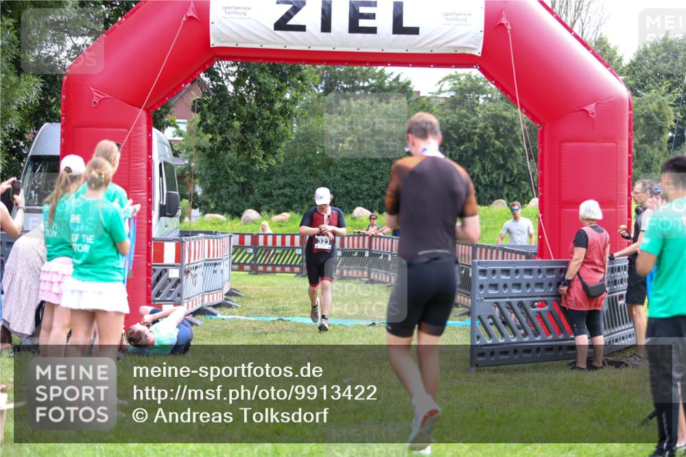 21.06.2026 - 29. Vierlanden-Triathlon Andreas Tolksdorf http://msf.ph/oto/9913422 21.06.2026 11:07:07 Ziel 323 meine-sportfotos.de