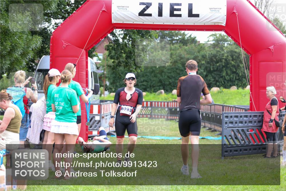 21.06.2026 - 29. Vierlanden-Triathlon Andreas Tolksdorf http://msf.ph/oto/9913423 21.06.2026 11:07:10 Ziel 323 meine-sportfotos.de
