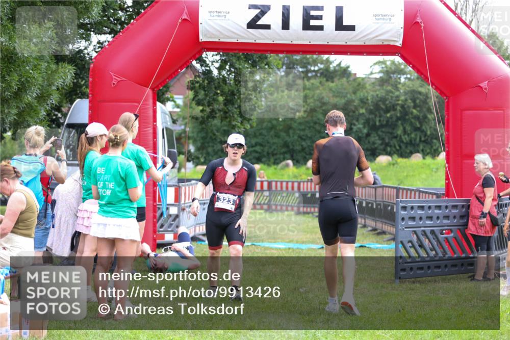 21.06.2026 - 29. Vierlanden-Triathlon Andreas Tolksdorf http://msf.ph/oto/9913426 21.06.2026 11:07:10 Ziel 323 meine-sportfotos.de
