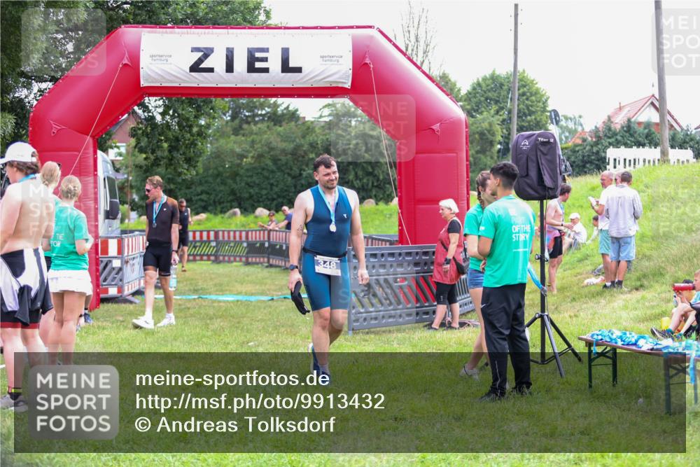21.06.2026 - 29. Vierlanden-Triathlon Andreas Tolksdorf http://msf.ph/oto/9913432 21.06.2026 11:07:36 Ziel 207 meine-sportfotos.de