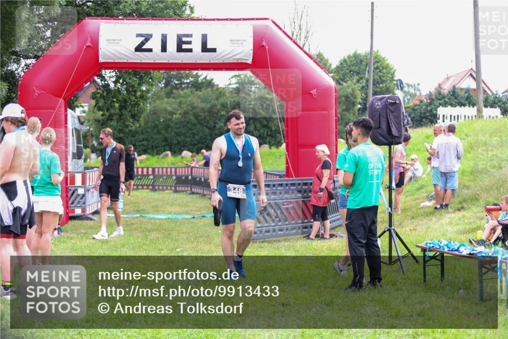 21.06.2026 - 29. Vierlanden-Triathlon Andreas Tolksdorf http://msf.ph/oto/9913433 21.06.2026 11:07:36 Ziel 207 meine-sportfotos.de