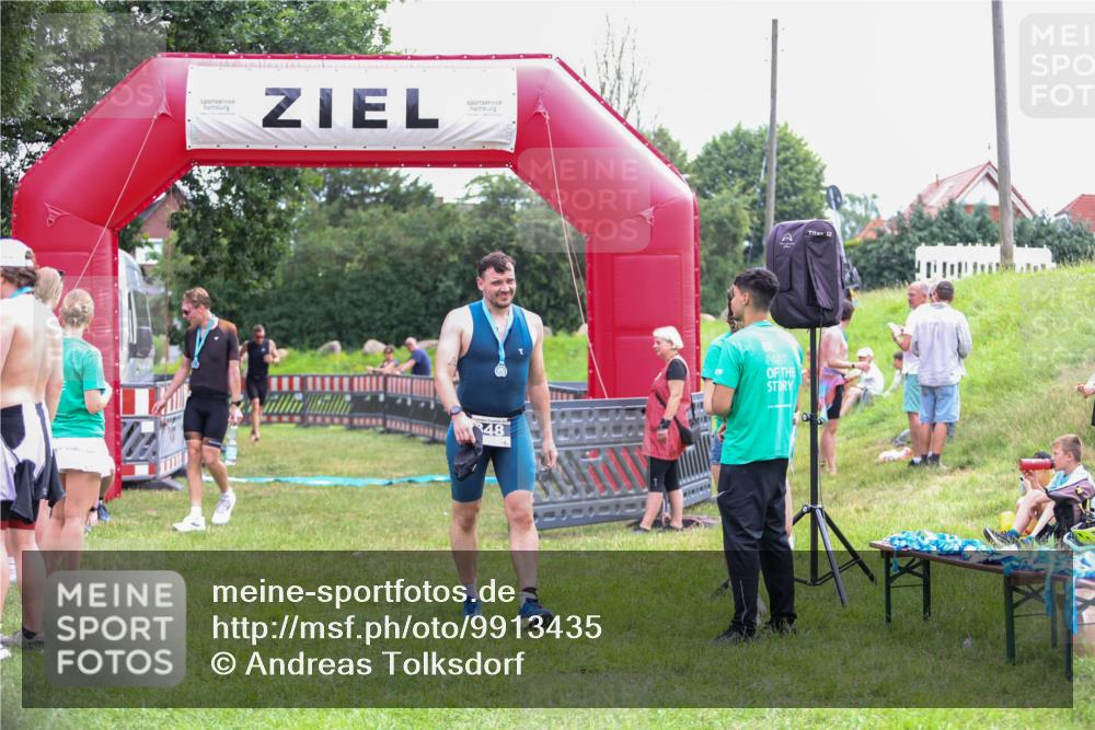 21.06.2026 - 29. Vierlanden-Triathlon Andreas Tolksdorf http://msf.ph/oto/9913435 21.06.2026 11:07:36 Ziel 207 meine-sportfotos.de